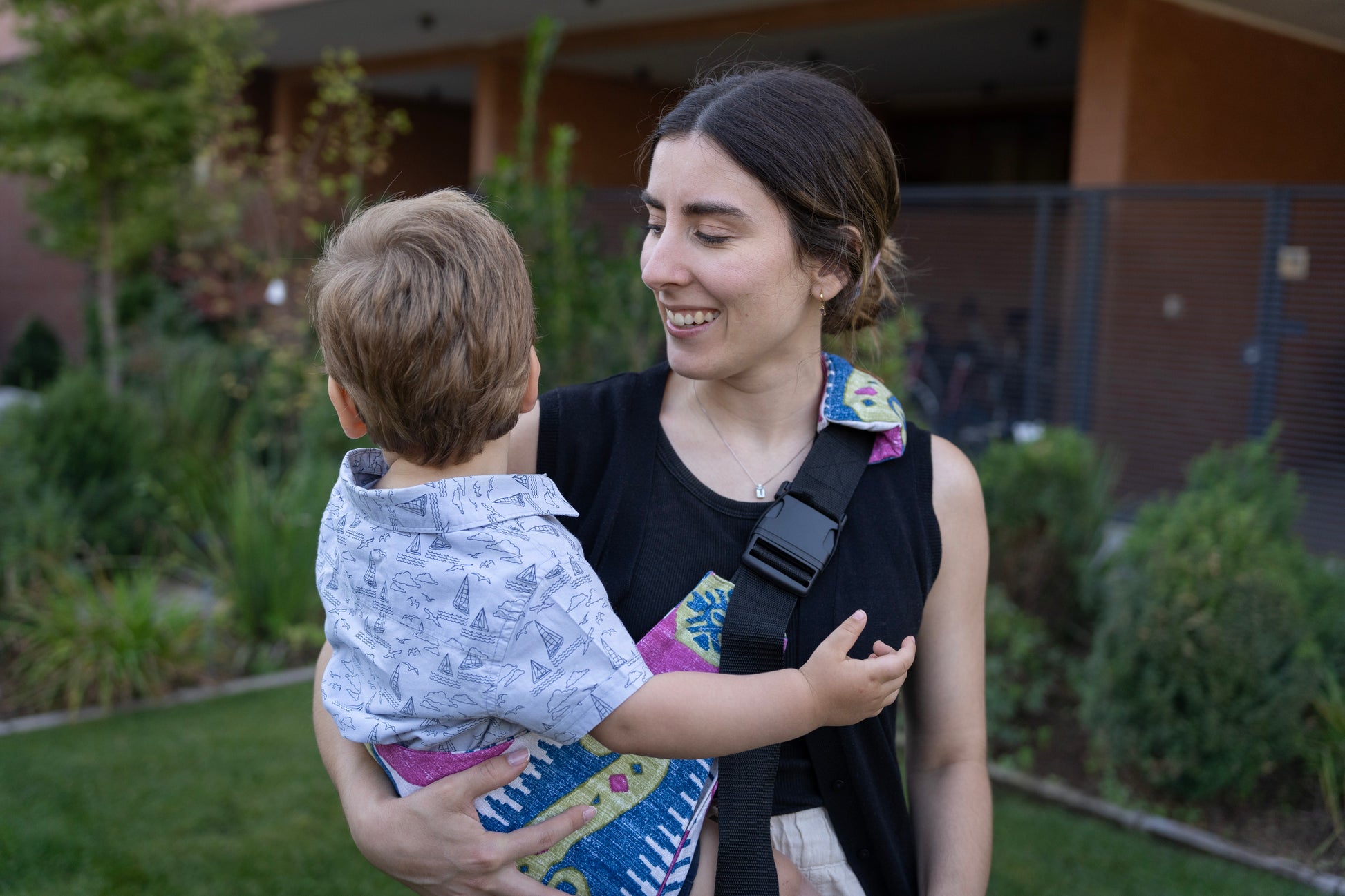 Hamaka Pink Tribal — porteo ergonómico para niños desde 9 meses, hecho en Chile