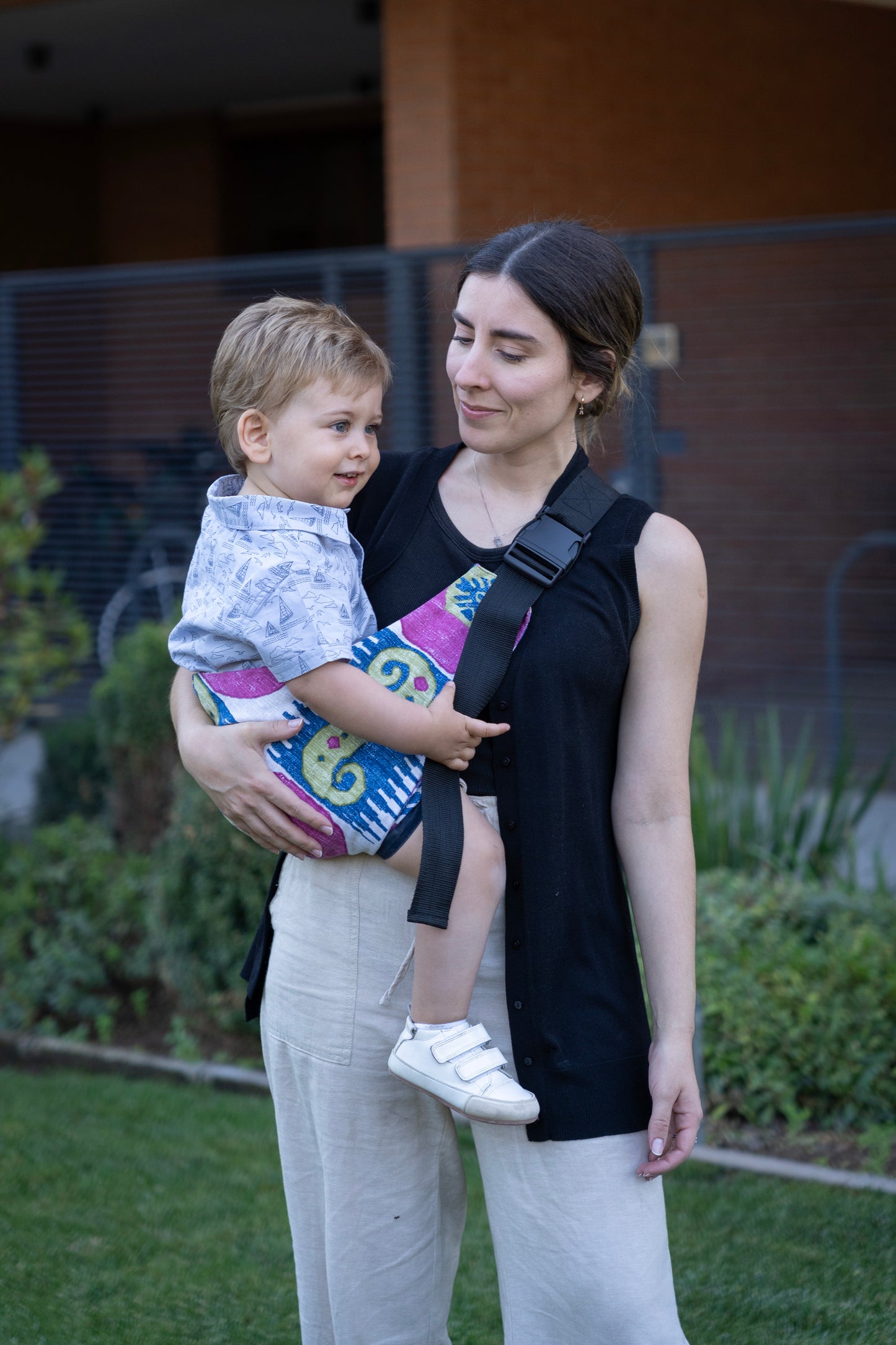 Hamaka Pink Tribal — porteo ergonómico para niños desde 9 meses, hecho en Chile